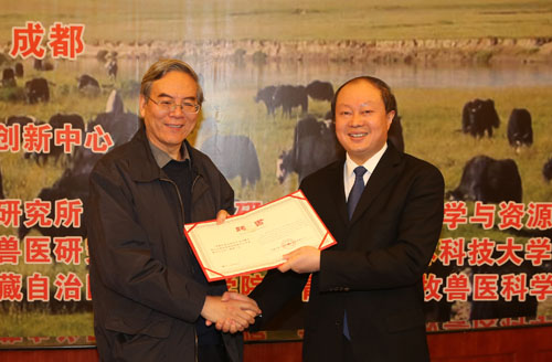 校长曾明向学术委员会主任南志标院士颁发聘书